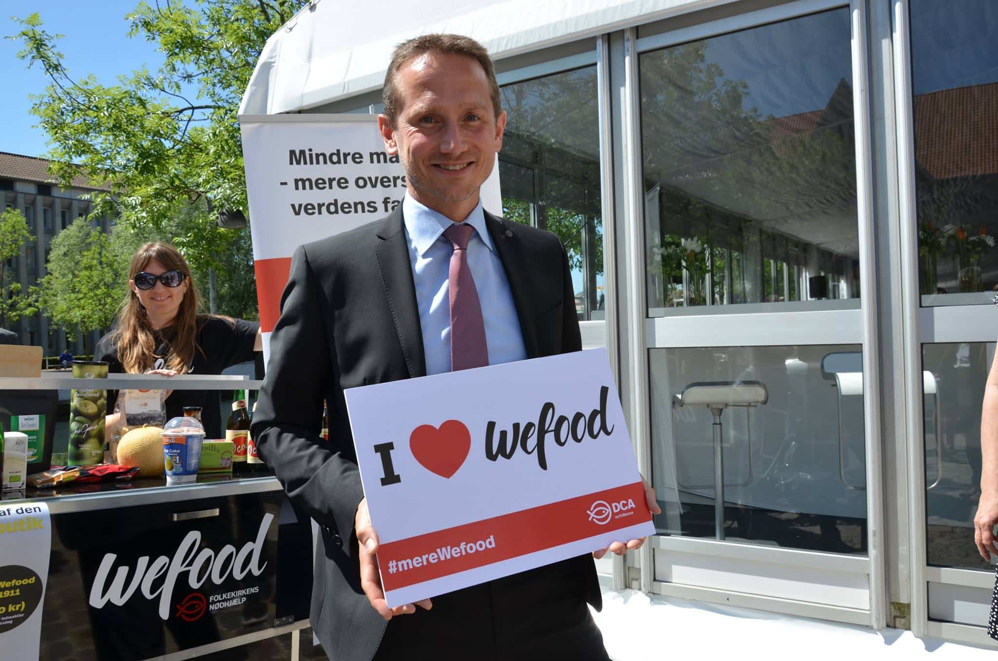 WeFood promotion campaign: famous Danes are invited for selfie, here Foreign Minister Kristian Jensen “loves” WeFood Source: https://www.facebook.com/login/?next=https%3A%2F%2Fwww.facebook.com%2FWefoodOverskudsmad
